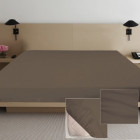 Темно-коричневий